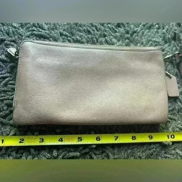 Authentic Coach wristlet wallet pale pink. Leather. - Picture 7 of 14